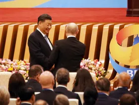 الرئيس الصيني شي جين بينغ، على اليسار، ونظيره الروسي فلاديمير بوتين - بلومبرغ