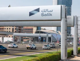 سيارات تعبر أسفل أحد بوابات محطة تحصيل رسوم تابعة لشركة سالك - المصدر: بلومبرغ