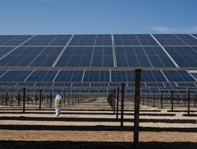 الألواح الشمسية في محطة الظفرة للطاقة الشمسية، بأبوظبي، الإمارات العربية المتحدة. - المصدر: بلومبرغ