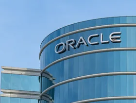 شعار شركة "أوراكل" على مقرها الرئيسي على شواطئ مدينة ريدوود، بكاليفورنيا - المصدر: بلومبرغ