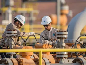 مهندسان في ميدان العمل في أحد مشاريع شركة أرامكو السعودية في المنطقة الشرقية من المملكة - المصدر: بلومبرغ