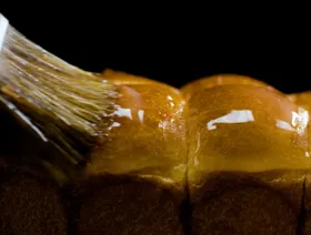 فرشاة يُدهن بها سطح خبز السوردو بطبقة من زبدة اصطناعية من شركة "سافور" - بلومبرغ