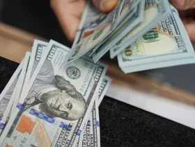 الدولار يتراجع مع عزم ترمب فرض تعريفات انتقامية
