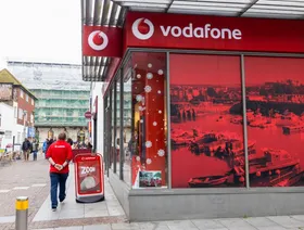 أحد متاجر شركة الاتصالات البريطانية "فودافون" في مدينة فولكستون، المملكة المتحدة - المصدر: بلومبرغ