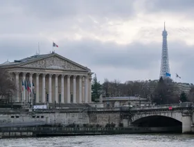 تخفيض تصنيف فرنسا الائتماني مجدداً مع تصاعد المخاوف بشأن الوضع المالي