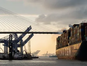 استطلاع: رسوم ترمب رفعت تكاليف الشركات الأميركية 20%