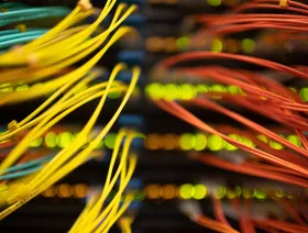 كابلات متصلة بخوادم في أحد مراكز البيانات - بلومبرغ