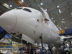 مقدمة طائرة بوينغ 787 أثناء عملية التصنيع في مصنع شركة 'بوينغ' في إيفريت، واشنطن، الولايات المتحدة - المصدر: بلومبرغ