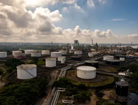 أسعار النفط تتراجع وسط تقييم للعقوبات المفروضة على روسيا