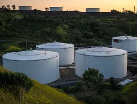 أسعار النفط في المنطقة تتراجع وسط مخاوف الفائض مع زيادات \"أوبك+\"