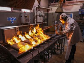 عامل يصب الذهب المصهور في قالب أثناء صب سبائك الذهب في مصنع "كراستفتمت" للمعادن في كراسنويارسك، روسيا - المصدر: بلومبرغ
