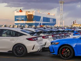 سيارات "هوندا سيفيك تايب آر" متوقفة في ميناء يوكوهاما، في اليابان، تمهيداً لتصديرها - بلومبرغ