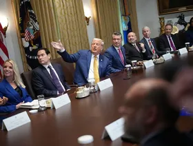 الرئيس الأميركي دونالد ترمب خلال اجتماع مع أعضاء حكومته في البيت الأبيض بواشنطن العاصمة. في 8 يوليو 2025 - Getty Images