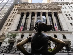 تمثال "الفتاة الشجاعة" خارج بورصة نيويورك للأسهم في مدينة نيويورك، الولايات المتحدة - بلومبرغ