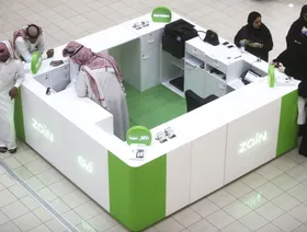 ركن مبيعات لشركة "زين السعودية" يقدم خدمات لعدد من العملاء - المصدر: بلومبرغ