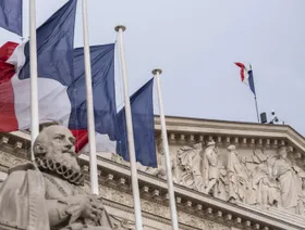 أعلام فرنسا ترفرف خارج مبنى الجمعية الوطنية في باريس، فرنسا - بلومبرغ