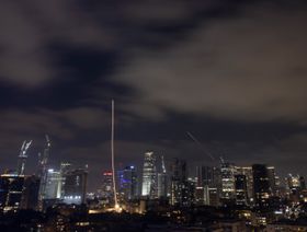نظام "القبة الحديدية" يحاول اعتراض صاروخ باليستي من إيران في تل أبيب، إسرائيل، الأحد 15 يونيو 2025 - بلومبرغ