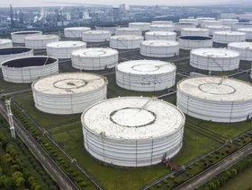 خزانات وقود على أطراف منطقة نينغبو. الصين - المصدر: بلومبرغ