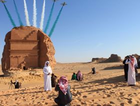 زوار في منطقة مدائن صالح الأثرية إحدى أبرز الوجهات السياحية في المملكة العربية السعودية - المصدر: بلومبرغ