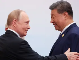 صورة وزعتها وسائل الإعلام الروسية للرئيس فلاديمير بوتين مع نظيره الصيني شي جين بينغ في قمة منظمة شنغهاي للتعاون يوم 1 سبتمبر 2025 - Getty Images