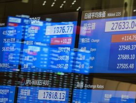 مؤشر "نيكاي 225"، على اليمين، معروض في بورصة طوكيو (TSE)، التي تديرها مجموعة بورصة اليابان (JPX)، في طوكيو، اليابان، يوم الأربعاء 29 مارس 2023 - المصدر: بلومبرغ