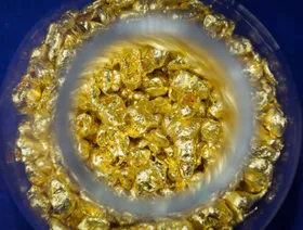 \"آفاق للتعدين\" تعلن كشفاً تجارياً للذهب باحتياطيات 200 ألف أونصة في مصر