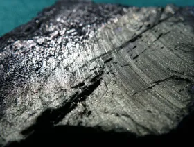 قطعة من كبريتيد النيكل معروضة في مكاتب "أليجيانس ماينينغ" في سيدني، أستراليا. - المصدر: بلومبرغ