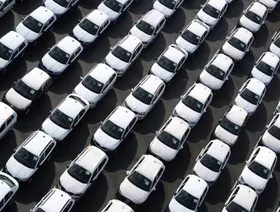 \"فولكس واجن\" تخفض توقعاتها المالية مع ضغط الرسوم على الأرباح