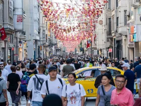 تركيا تسجل فائضاً قياسياً في الحساب الجاري بدعم من السياحة والتجارة