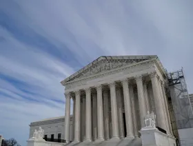 إدارة ترمب تعتزم اللجوء للمحكمة العليا في قضية الرسوم الجمركية