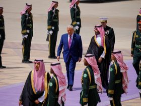 ولي العهد السعودي الأمير محمد بن سلمان يستقبل الرئيس الأميركي دونالد ترمب لدى وصوله إلى السعودية. 13 مايو 2025 - رويترز 