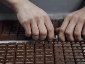 عملية صنع الشوكولاتة يدوياً في باريس، فرنسا - بلومبرغ