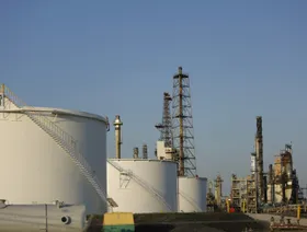 خزانات نفط داخل مصفاة تابعة لشركة "بي بي" في أوريغون بولاية أوهايو، أميركا - بلومبرغ