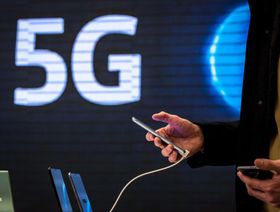 شبكة الجيل الخامس للإنترنت ستسمح بسعات مشتركين وتحميل أكبر ويمكن أن تخلق جيلاً جديداً من التطبيقات التكنولوجية - المصدر: بلومبرغ