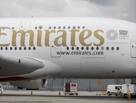\"طيران الإمارات\" توسع قيود الأجهزة بحظر استخدام الشواحن المتنقلة