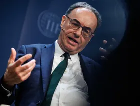 أندرو بيلي، محافظ بنك إنجلترا، خلال الاجتماع السنوي لأعضاء معهد التمويل الدولي لعام 2025 في واشنطن العاصمة، الولايات المتحدة، 14 أكتوبر 2025 - بلومبرغ