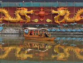 قارب ينقل سياحاً في نهر تشينهواي، مدينة نانجينغ، مقاطعة جيانغسو، الصين، يناير 2014. - رويترز 