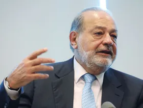 الملياردير كارلوس سليم يتحدث خلال مؤتمر صحفي في مكسكو سيتي بالمكسيك - المصدر: بلومبرغ