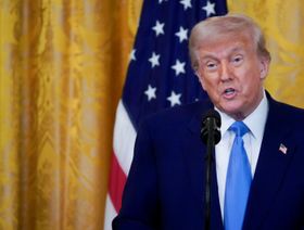 الرئيس الأميركي دونالد ترمب يتحدث في مؤتمر صحفي مع الرئيس الفرنسي إيمانويل ماكرون في البيت الأبيض في واشنطن العاصمة. 24 فبراير 2025 - بلومبرغ