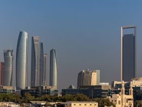 أبراج الاتحاد، على اليسار، والمقر الرئيسي لشركة بترول أبوظبي الوطنية (أدنوك)، على اليمين، في أبو ظبي، الإمارات العربية المتحدة - المصدر: بلومبرغ