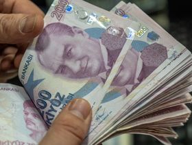 موظف يعدّ 200 ورقة نقدية من فئة الليرة التركية في مكتب صرافة بإسطنبول، تركيا - بلومبرغ