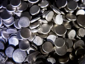 مجموعة من القطع المعدنية الصغيرة المصنوعة من النيكل المستخدم في العديد من الصناعات مثل البطاريات وإنتاج الفولاذ المقاوم للصدأ - بلومبرغ