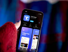 تطبيق "تروث سوشيال" على متجر تطبيقات "أبل" - بلومبرغ