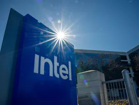 لافتة تحمل شعار واسم "إنتل" خارج مقر الشركة في سانتا كلارا، كاليفورنيا، الولايات المتحدة، يوم الإثنين 30 يناير 2023 - المصدر: بلومبرغ