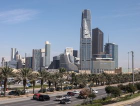 مبان مكتبية شاهقة خلف الطريق السريع في مركز الملك عبد الله المالي في الرياض، السعودية - المصدر: بلومبرغ