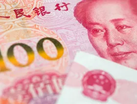 الصين ترفع سعر اليوان المرجعي بأكبر وتيرة منذ يناير وسط ضعف الدولار