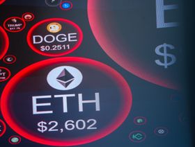 شاشة إلكترونية تعرض أسعار العملات المشفرة ومن بينها "إيثريوم" و"دوج كوين" في 3 فبراير 2025 - بلومبرغ