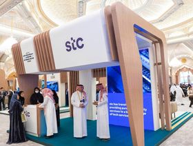 موظفون وزوار يتبادلون أطراف الحديث عند جناح شركة الاتصالات السعودية (مجموعة stc) خلال منتدى صندوق الاستثمارات العامة والقطاع الخاص في الرياض، المملكة العربية السعودية، 7 فبراير 2024 (الصورة من الموقع الإلكتروني للشركة) - الشرق