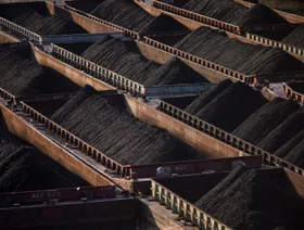 شحنات الفحم على متن صنادل في ولاية بنسلفانيا الأميركية - بلومبرغ