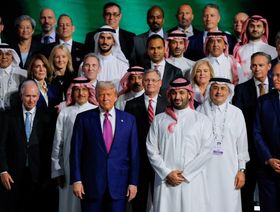 ولي العهد السعودي الأمير محمد بن سلمان والرئيس الأمريكي دونالد ترمب في صورة جماعية خلال منتدى الاستثمار السعودي الأميركي، في الرياض، المملكة العربية السعودية، 13 مايو 2025. - رويترز